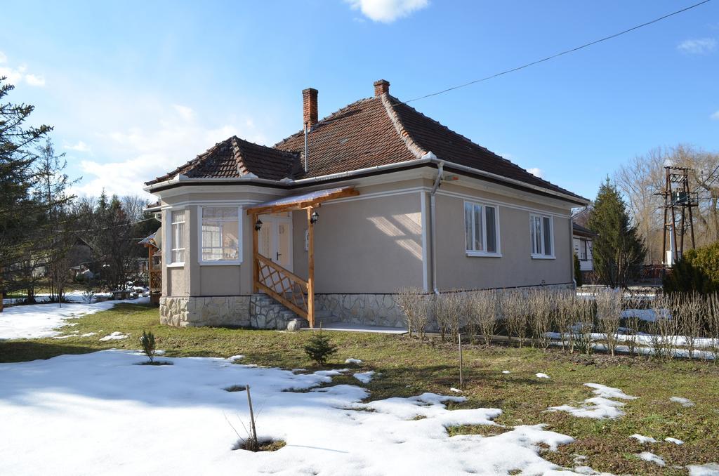 Oeroemvoelgy Vendeghaz Hotel Bozsva Екстериор снимка